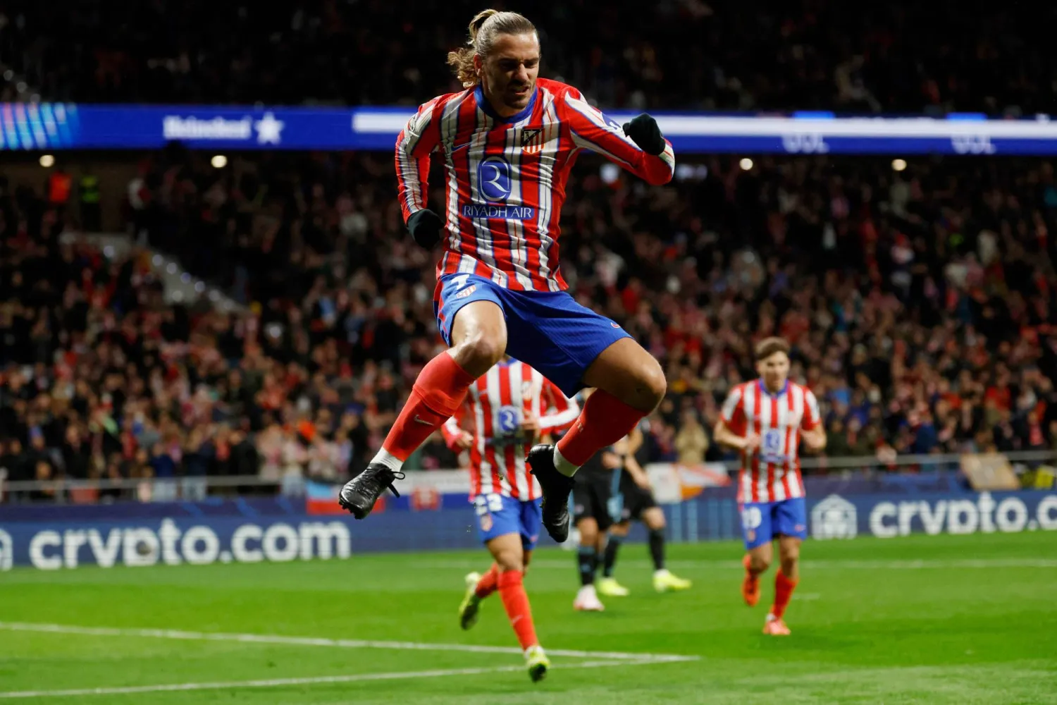 النجم الفرنسي غريزمان تألق وقاد أتلتيكو مدريد للفوز بتسجيله هدفين في مرمى سلوفان (أ.ف.ب)