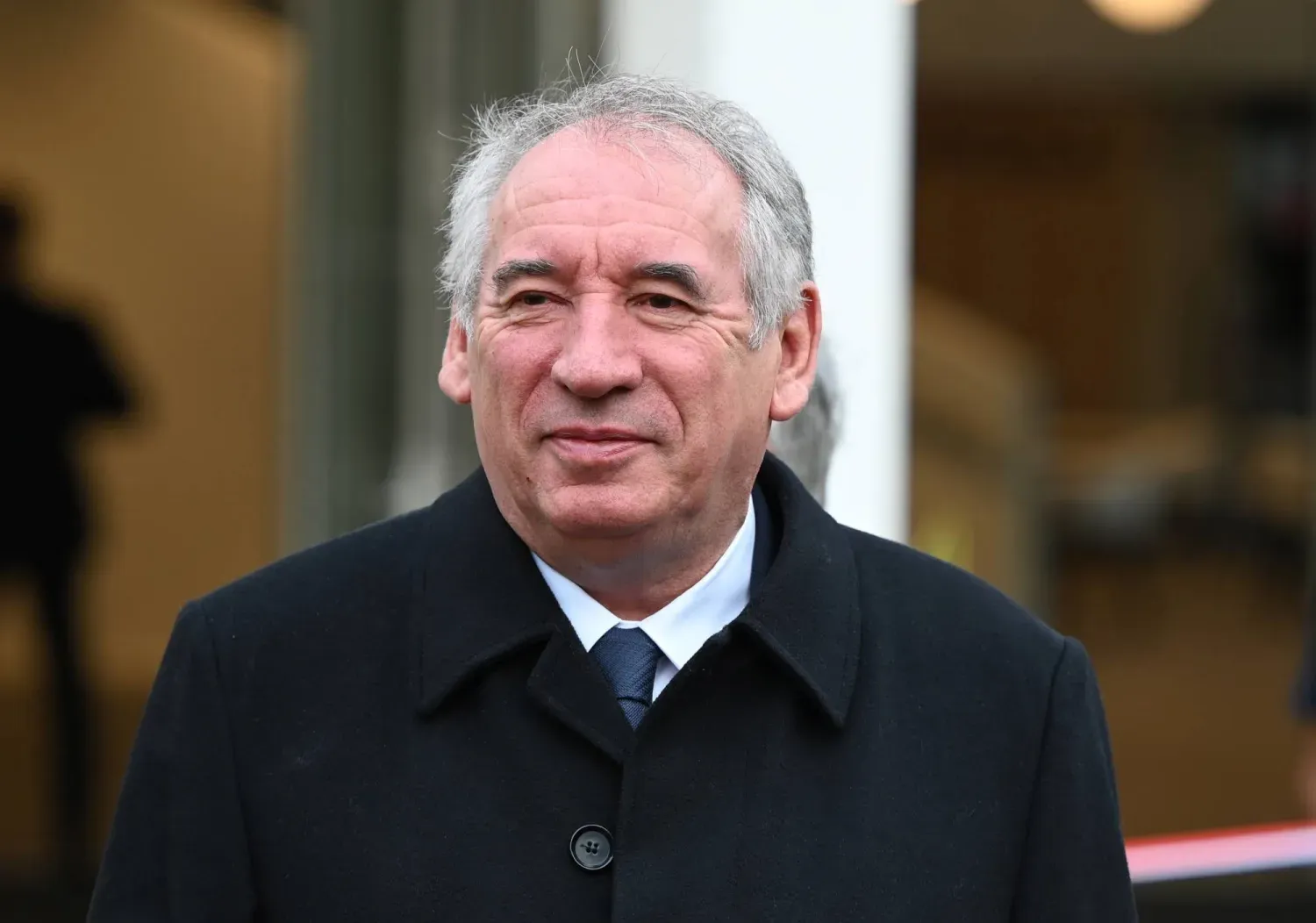 Pau Belediye Başkanı François Bayrou, Fransa Cumhurbaşkanı Emmanuel Macron'un Fransa'nın Pau kentindeki Foireale Kültür Merkezi'ni ziyareti sırasında, 30 Eylül 2022. (EPA)