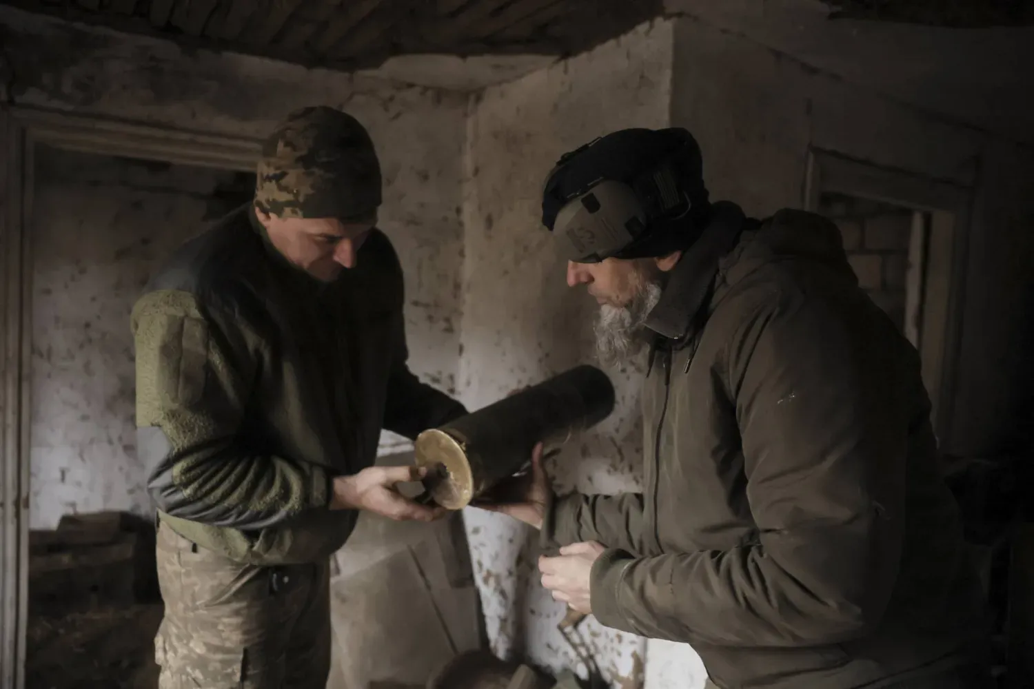 Ukraynalı askerler, Donetsk'te 122 mm kundağı motorlu bir obüse mermi yüklemeye hazırlanıyor. (EPA)