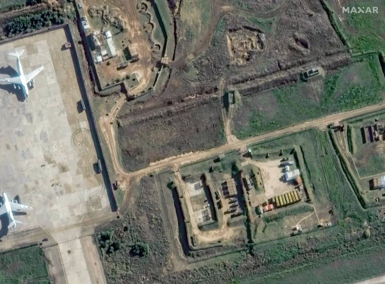 Uydu görüntüsü, Suriye'nin Lazkiye kenti yakınlarındaki Rus Hmeymim hava üssünde S-400 hava savunma birimini gösteriyor (Reuters)