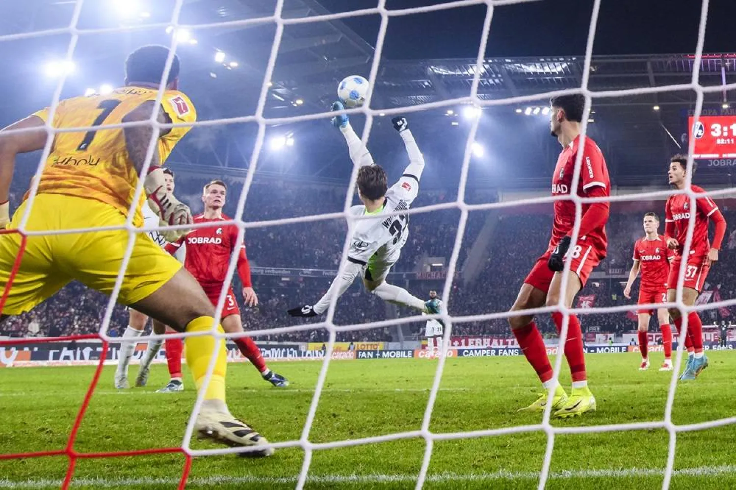  Wolfsburg's Mattias Svanberg center, scores a goal with an overhead kick during the Bundesliga soccer between match between SC Freiburg and VfL Wolfsburg at Europa-Park Stadium in Freiburg, Germany, Friday Dec. 13, 2024. (Tom Weller/dpa via AP) 