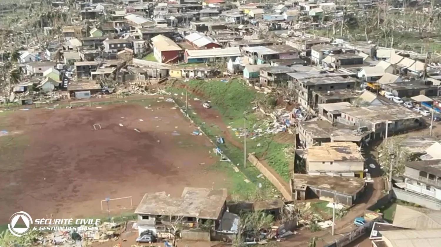 سلطات مايوت فرضت حظر تجوال السبت مع اقتراب إعصار تشيدو من الجزر التي تبعد نحو 500 كيلومتر شرق موزمبيق (رويترز)