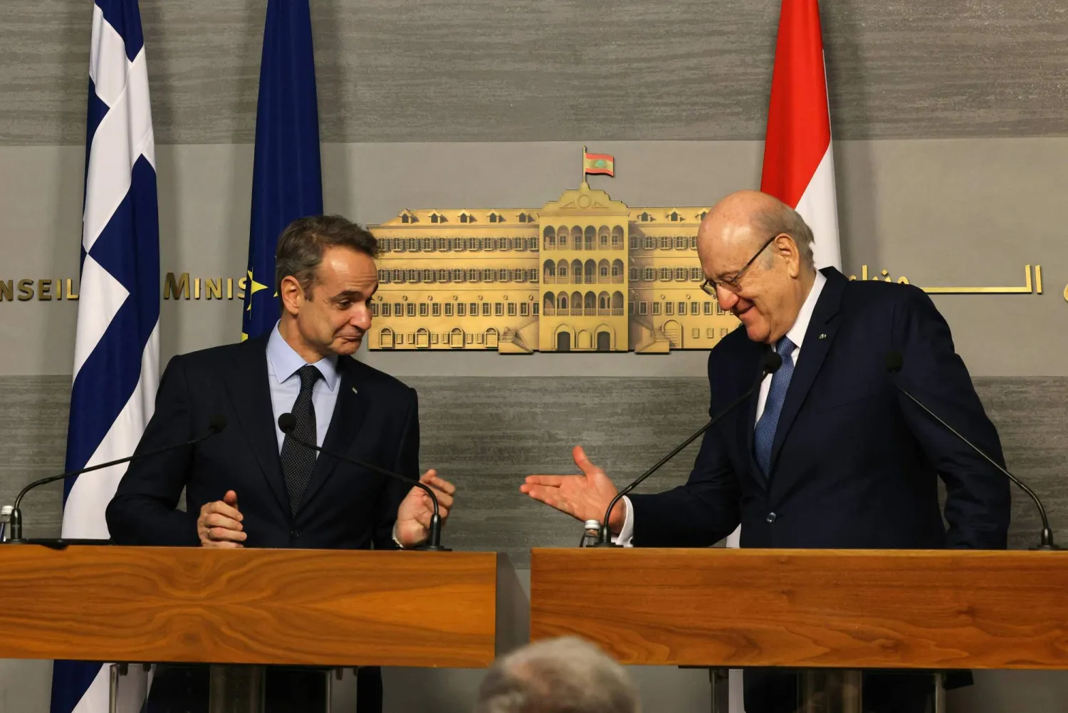 رئيس الوزراء اليوناني ورئيس الحكومة اللبنانية في مؤتمر صحافي مشترك في بيروت (أ.ف.ب)