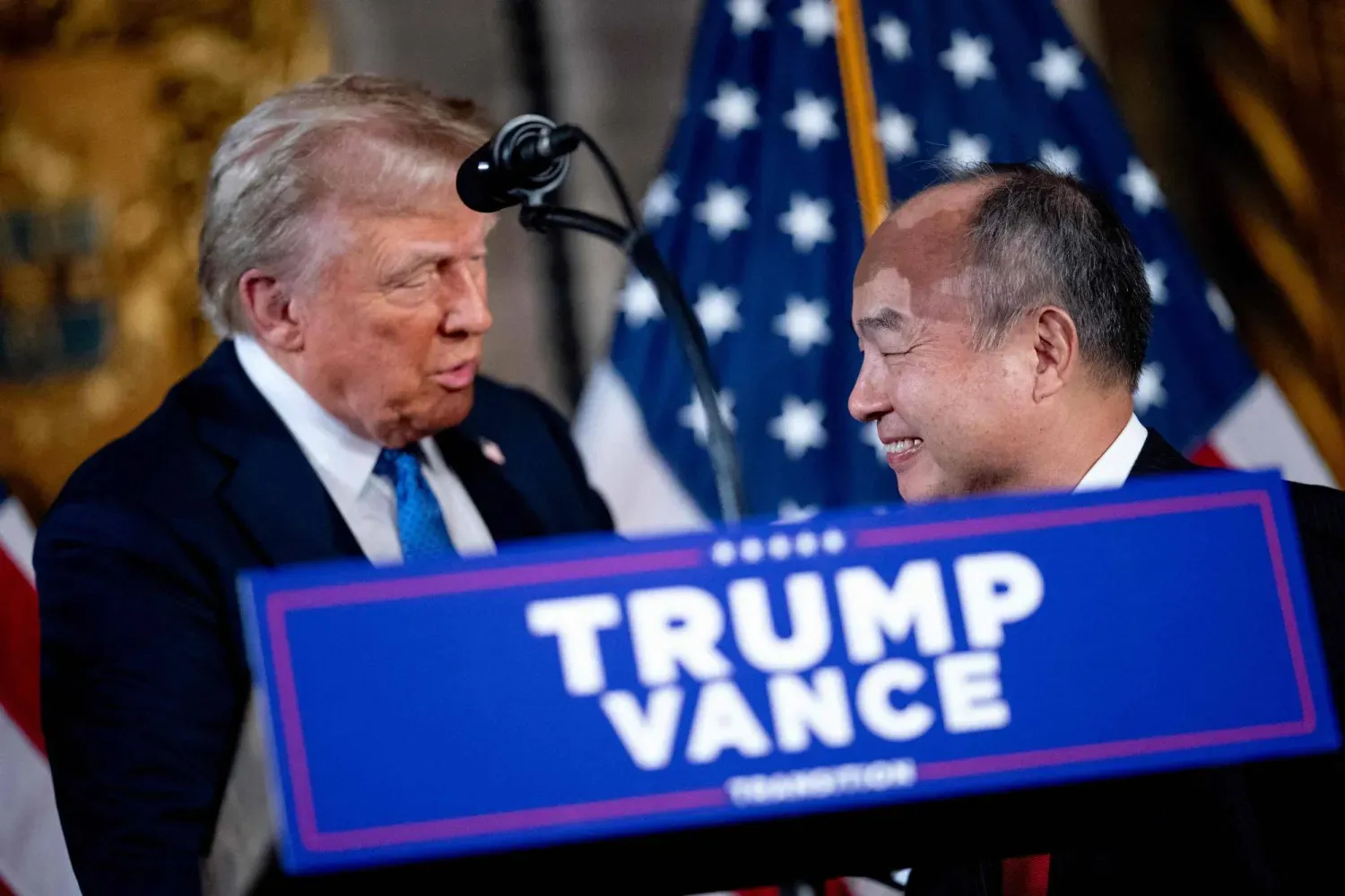  ABD'nin seçilen Başkanı Donald Trump, duyurunun ardından SoftBank Group CEO'su Masayoshi Son ile el sıkıştı (AFP)