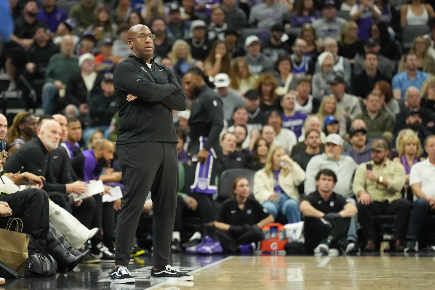 مايك براون أقيل من تدريب ساكرامنتو كينغز لتردي النتائج (رويترز)