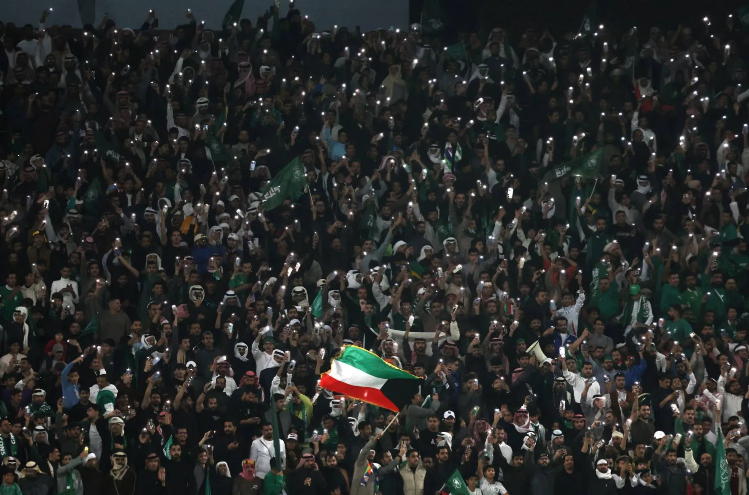 المواعيد الجديدة تهدف لإقامة المباراتين على ملعب استاد جابر الدولي (رويترز)