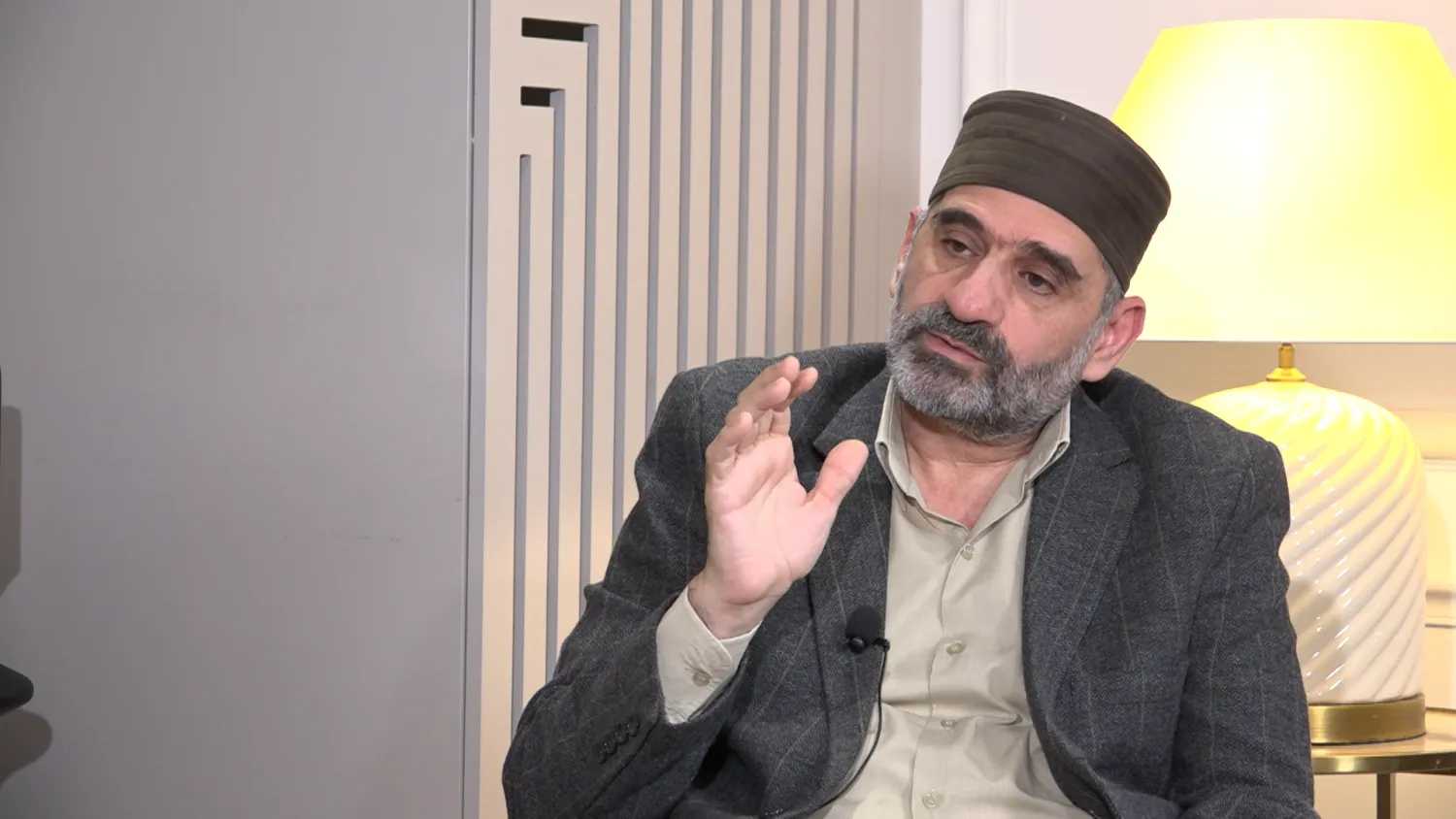 أسامة عثمان خلال المقابلة (الشرق الأوسط)