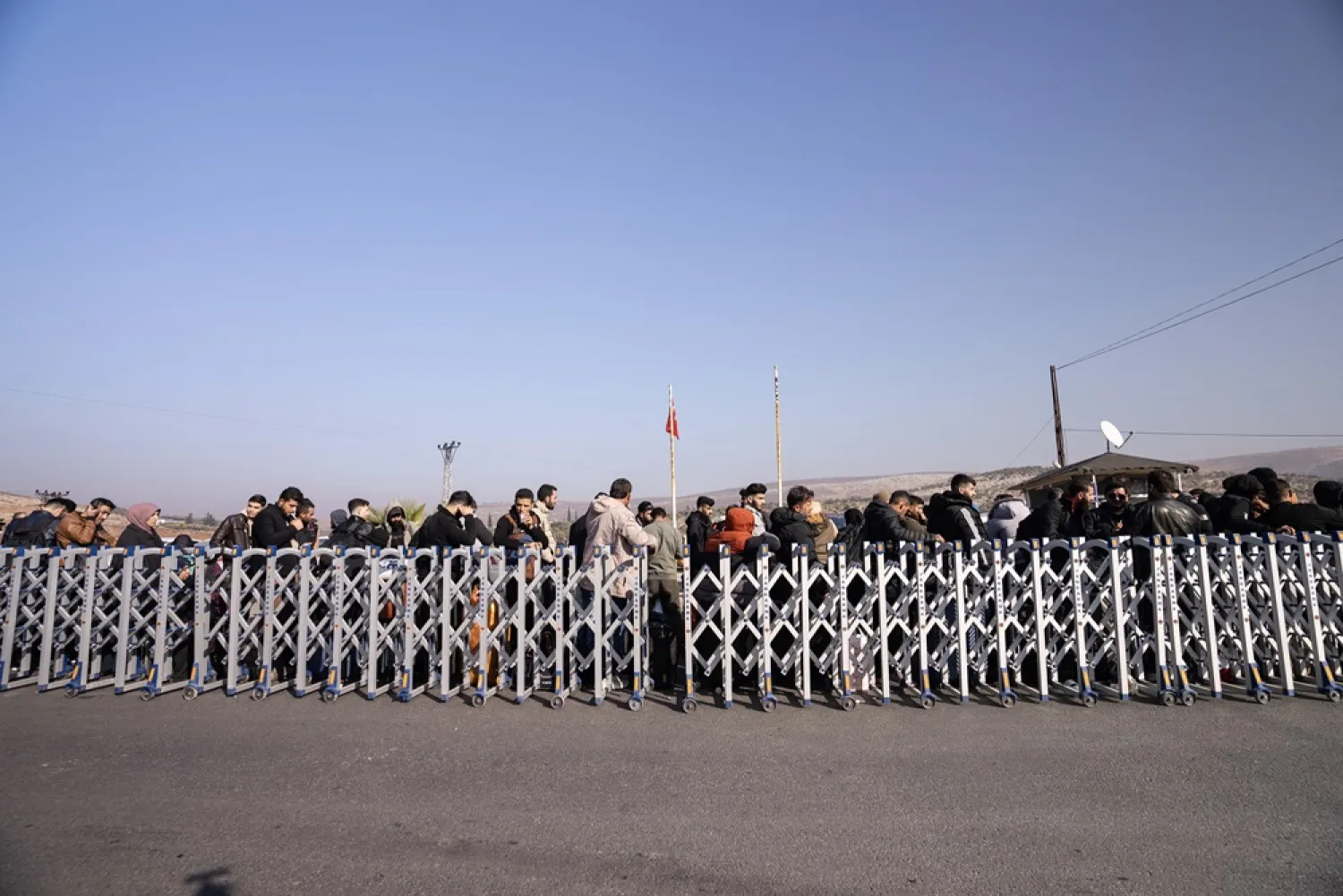 Syrians wait to cross into Syria from Türkiye at the Cilvegozu Border Gate in Reyhanli district of Hatay, Türkiye, 09 December 2024. (EPA) 