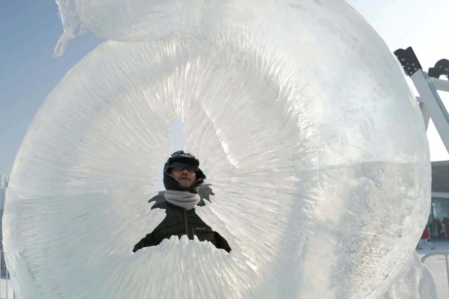 نحَّات يعمل على تمثال من جليدي في مهرجان هاربين الدولي للجليد والثلج في هاربين بمقاطعة هيلونغجيانغ بالصين 4 يناير 2025 (رويترز)