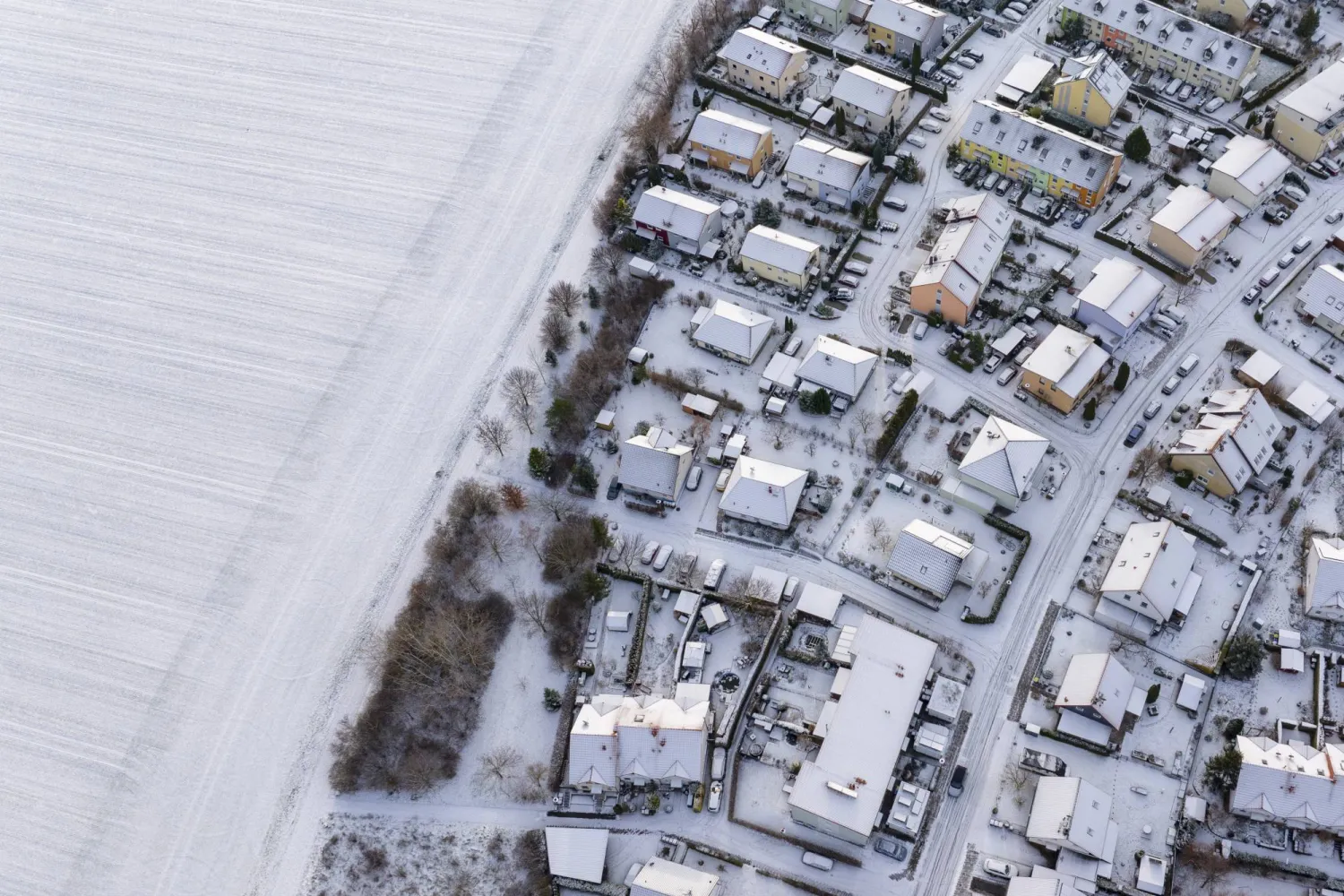 منظر جوي يُظهر الثلوج المتساقطة على الحقول والمنازل في مدينة إرفورت الألمانية (د.ب.أ)