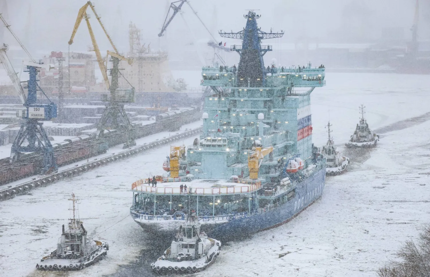 كاسحة الجليد النووية «ياكوتيا» تخضع لتجارب بحرية وسط تساقط الثلوج بالقرب من سانت بطرسبرغ لاختبار أنظمة بما في ذلك الملاحة والتوجيه (د.ب.أ)