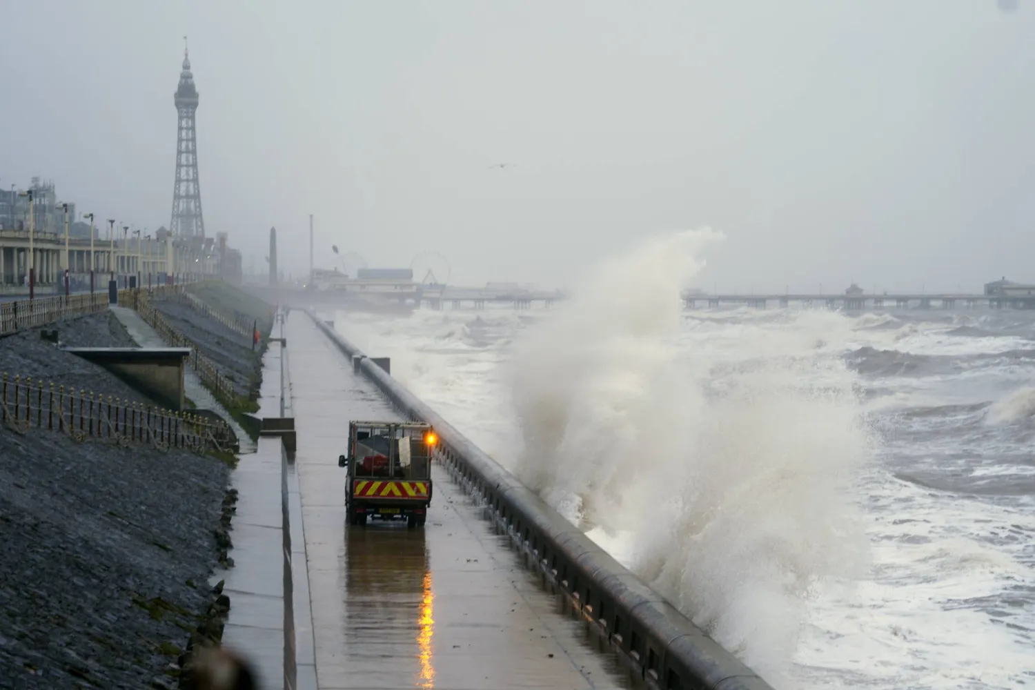 الأمواج تتكسر على الواجهة البحرية في بلاكبول بلندن (د.ب.أ)