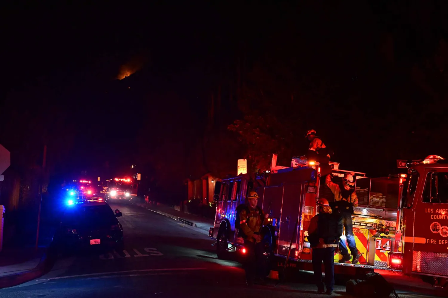 جهود لمكافحة الحرائق في هوليوود هيلز بلوس أنجليس (أ.ف.ب)