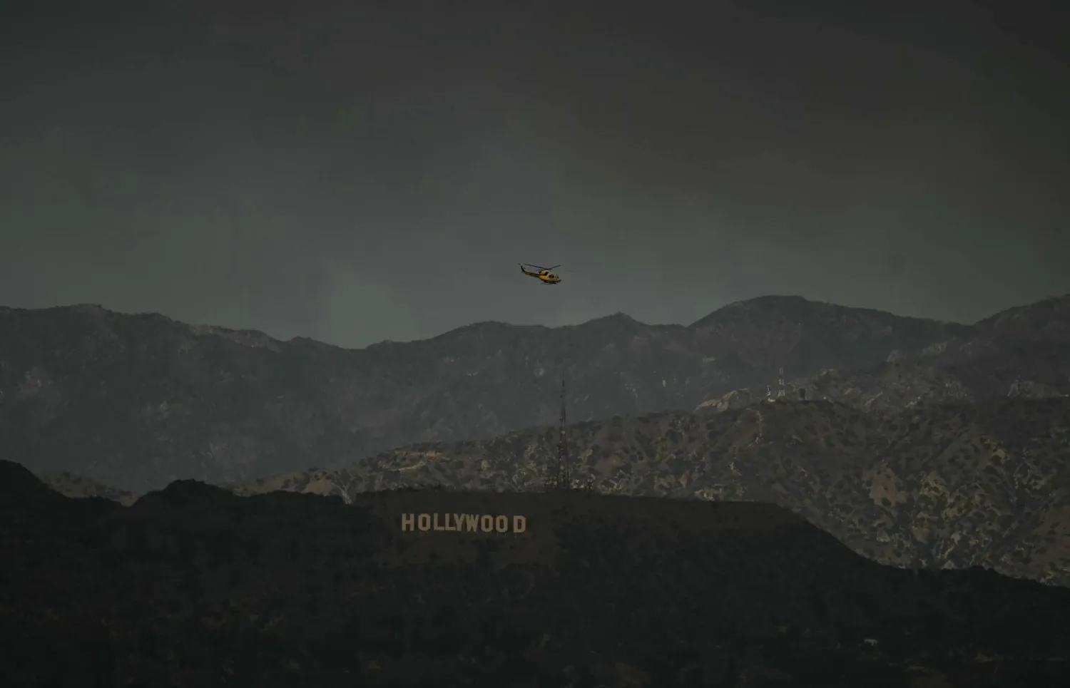 جهود لمكافحة الحرائق في هوليوود هيلز بلوس أنجليس (أ.ف.ب)