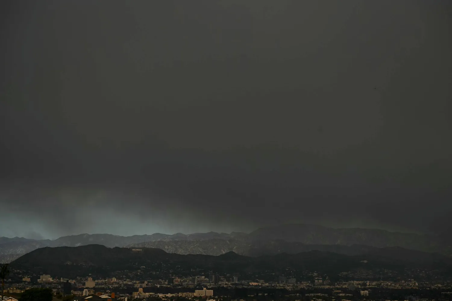 الحرائق في هوليوود هيلز بلوس أنجليس (أ.ف.ب)