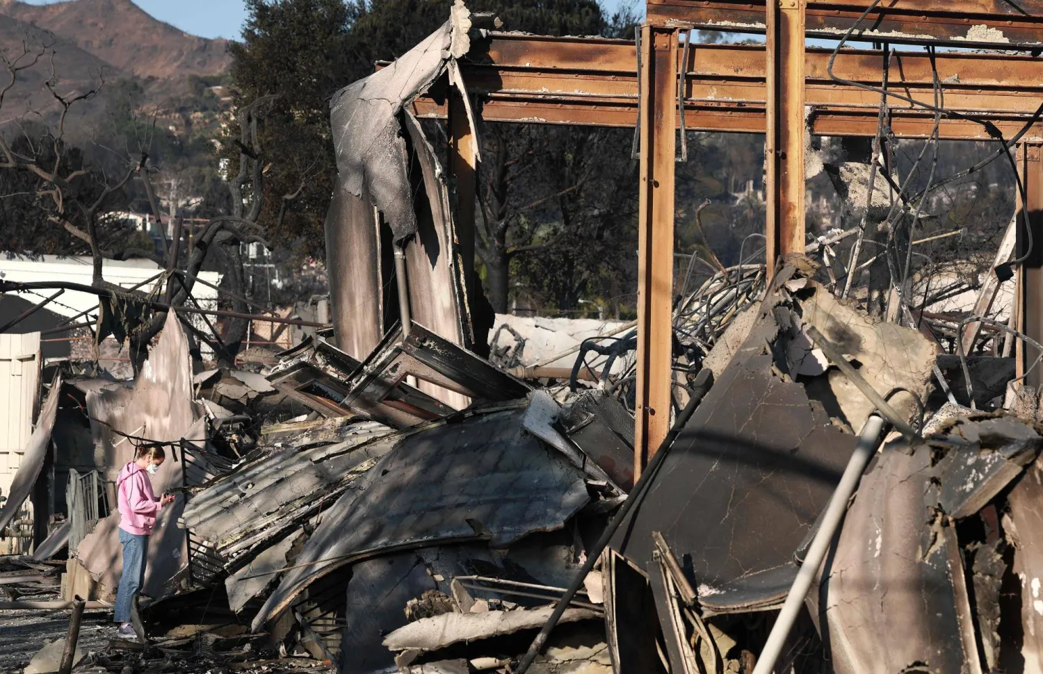 جانب من آثار تدمير حريق باليساديس حيث تسببت حرائق الغابات في أضرار وخسائر في مقاطعة لوس أنجليس (أ.ف.ب)