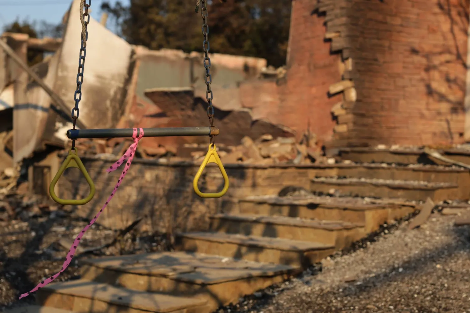 أرجوحة طفل وسط آثار الحريق الهائل في لوس أنجليس (إ.ب.أ)