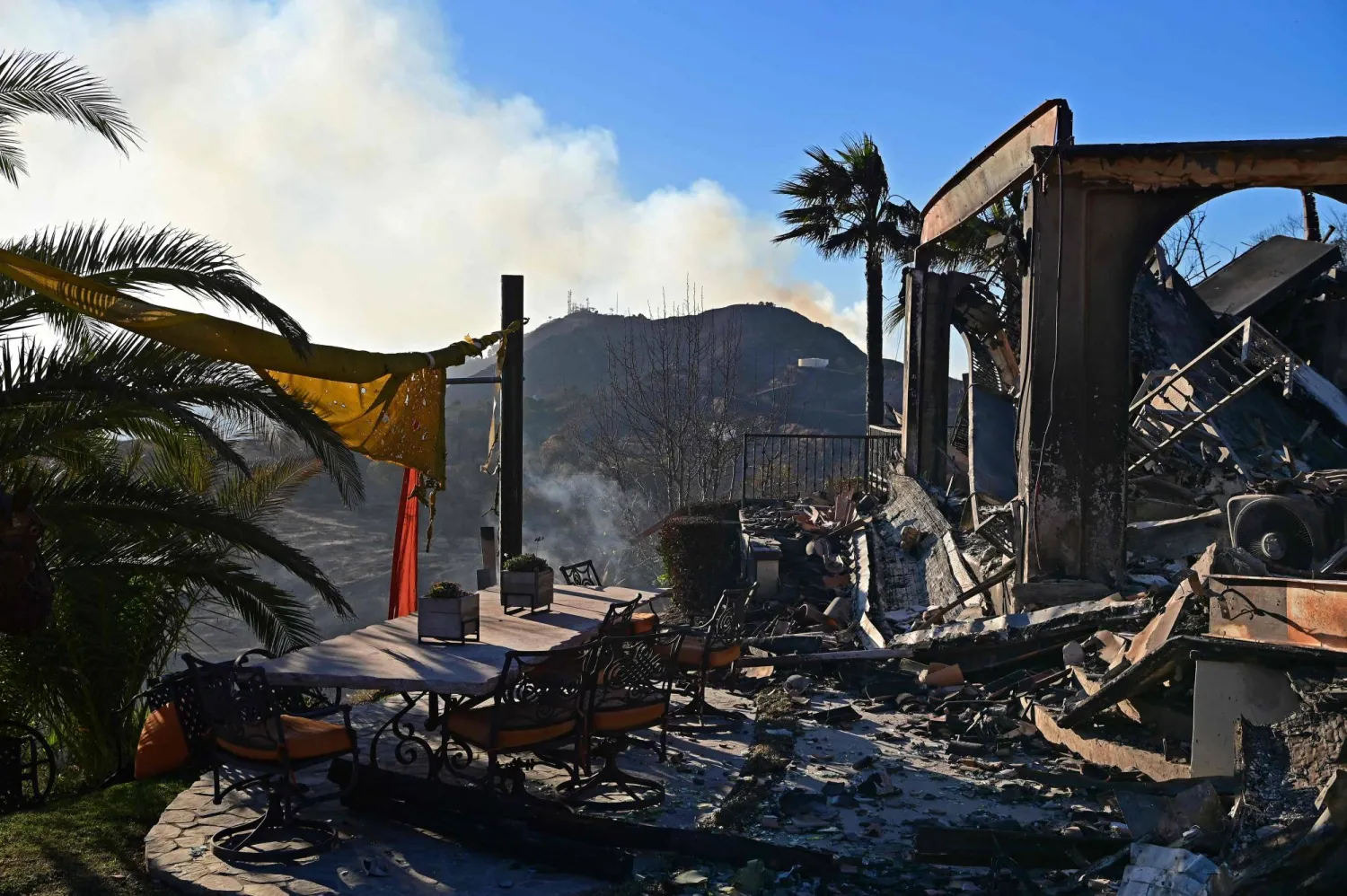 قالت السلطات إن حرائق الغابات الهائلة التي اجتاحت أحياء بأكملها شردت الآلاف في لوس أنجليس (أ.ف.ب)