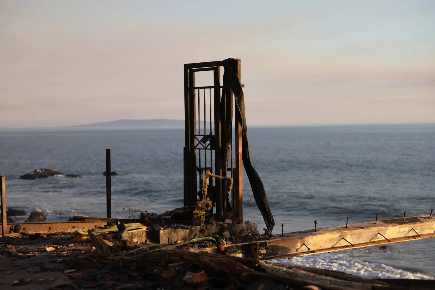 تستمر حرائق الغابات المتعددة في الاشتعال عبر آلاف الأفدنة في جنوب كاليفورنيا (إ.ب.أ)