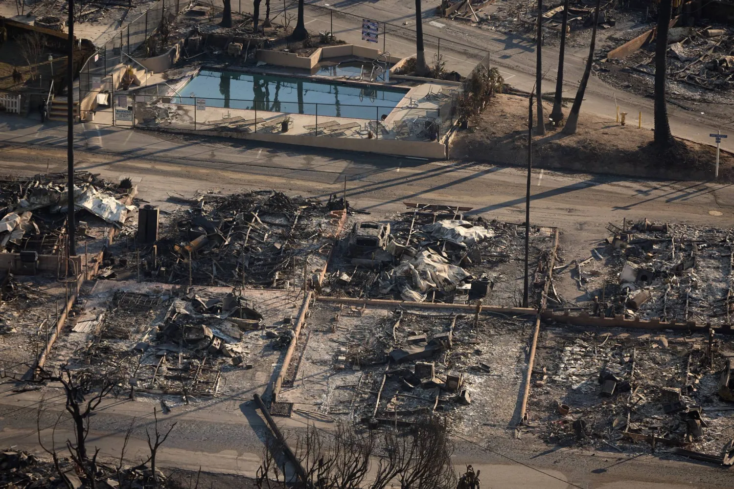 منظر لبقايا المنازل المدمرة بسبب حريق الغابات في حي باليساديس في باسيفيك باليساديس في لوس أنجليس (إ.ب.أ)