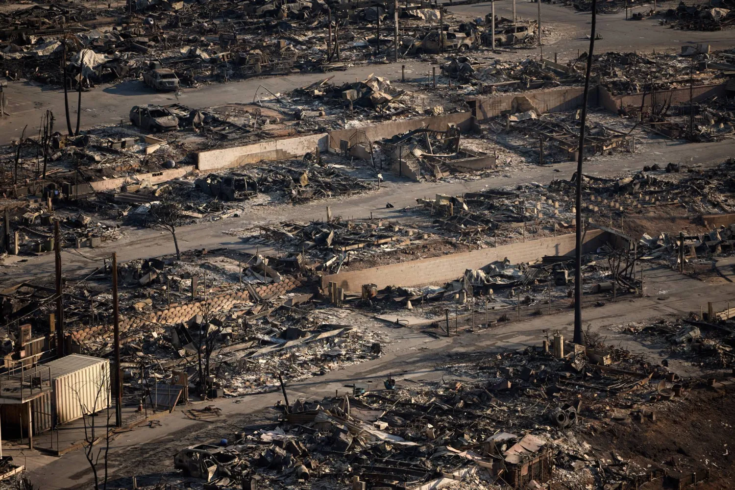 وفقاً لمكتب حاكم كاليفورنيا يشارك أكثر من 7500 فرد من رجال الإطفاء والطوارئ في جهود الاستجابة (إ.ب.أ)