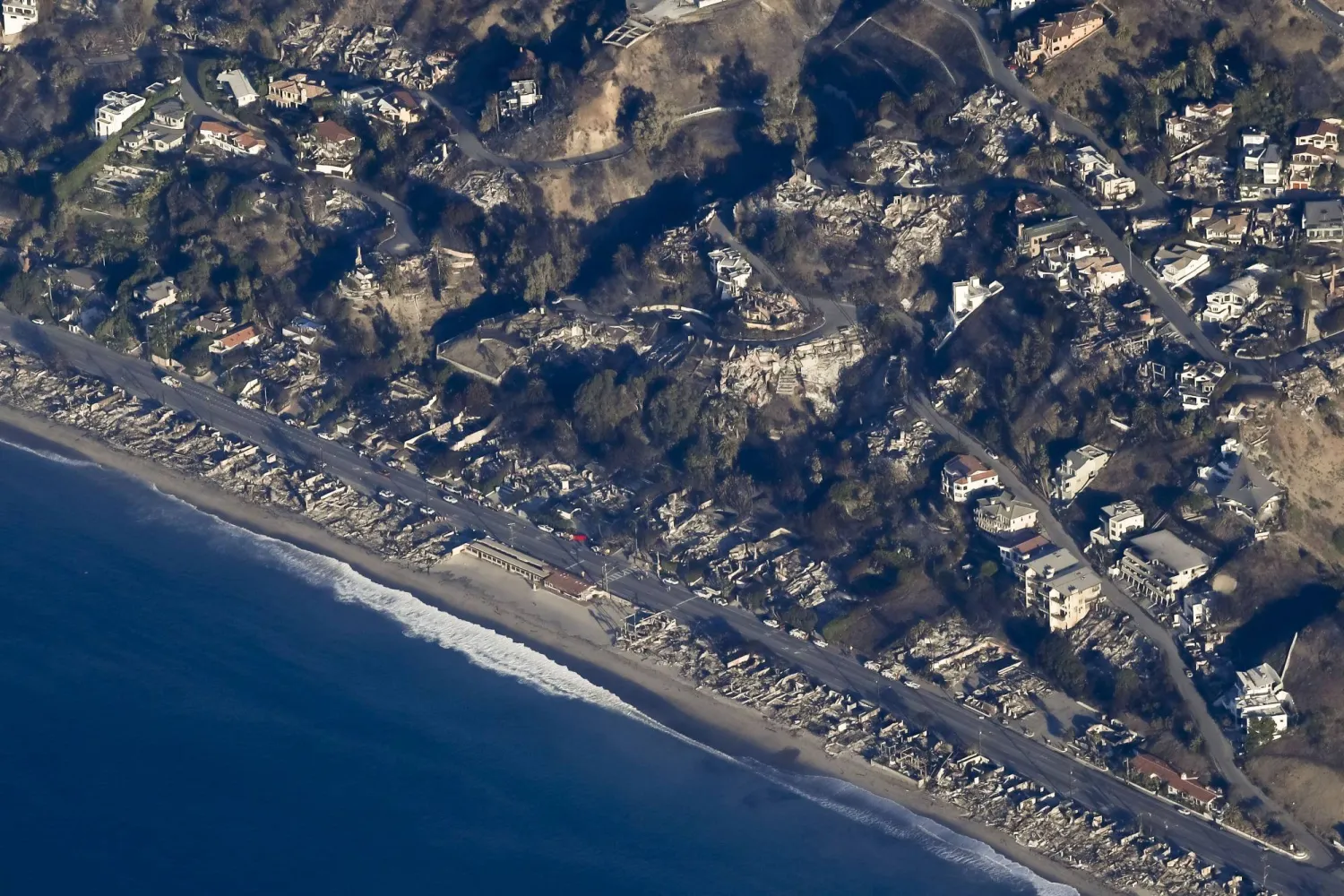 تظهر الصورة الجوية حياً دمره حريق الغابات في باسيفيك باليساديس في لوس أنجليس (إ.ب.أ)