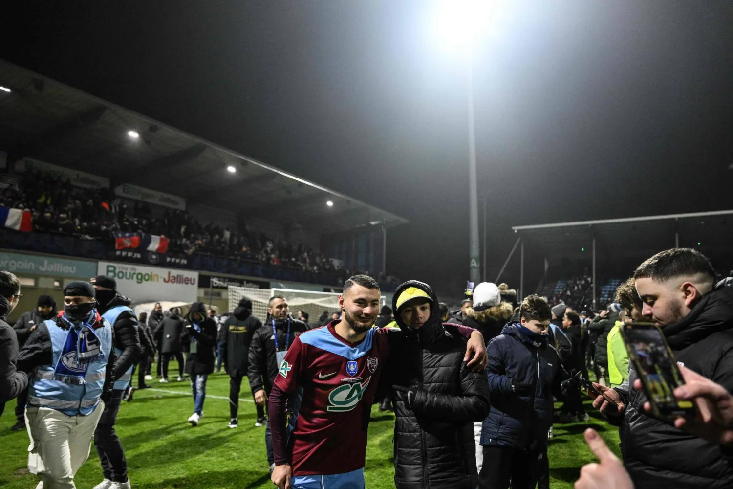 يعتزم أولمبيك ليون مراجعة اللقطات المصورة لأعمال عنف (أ.ف.ب)