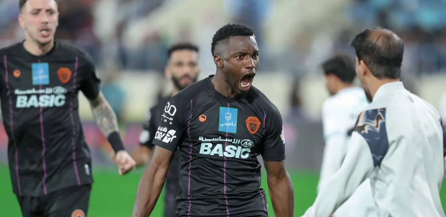 فاشون ساكالا يحتفل بهدفه في شِباك الأخدود (نادي الفيحاء)