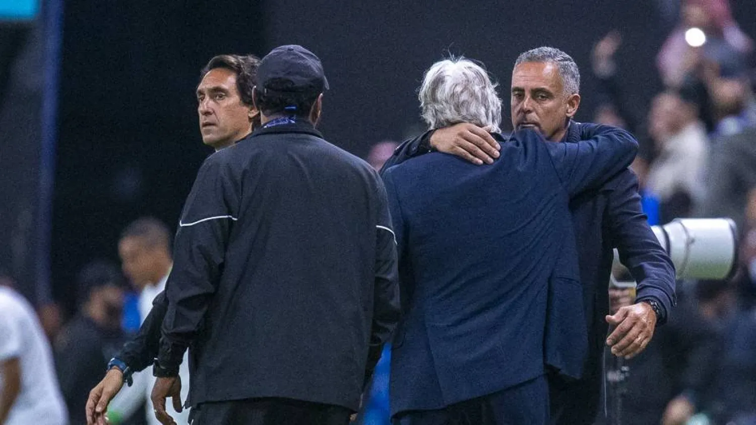 غوميز مدرب فريق الفتح في حديث مع مواطنه خيسوس (تصوير: سعد الدوسري) 