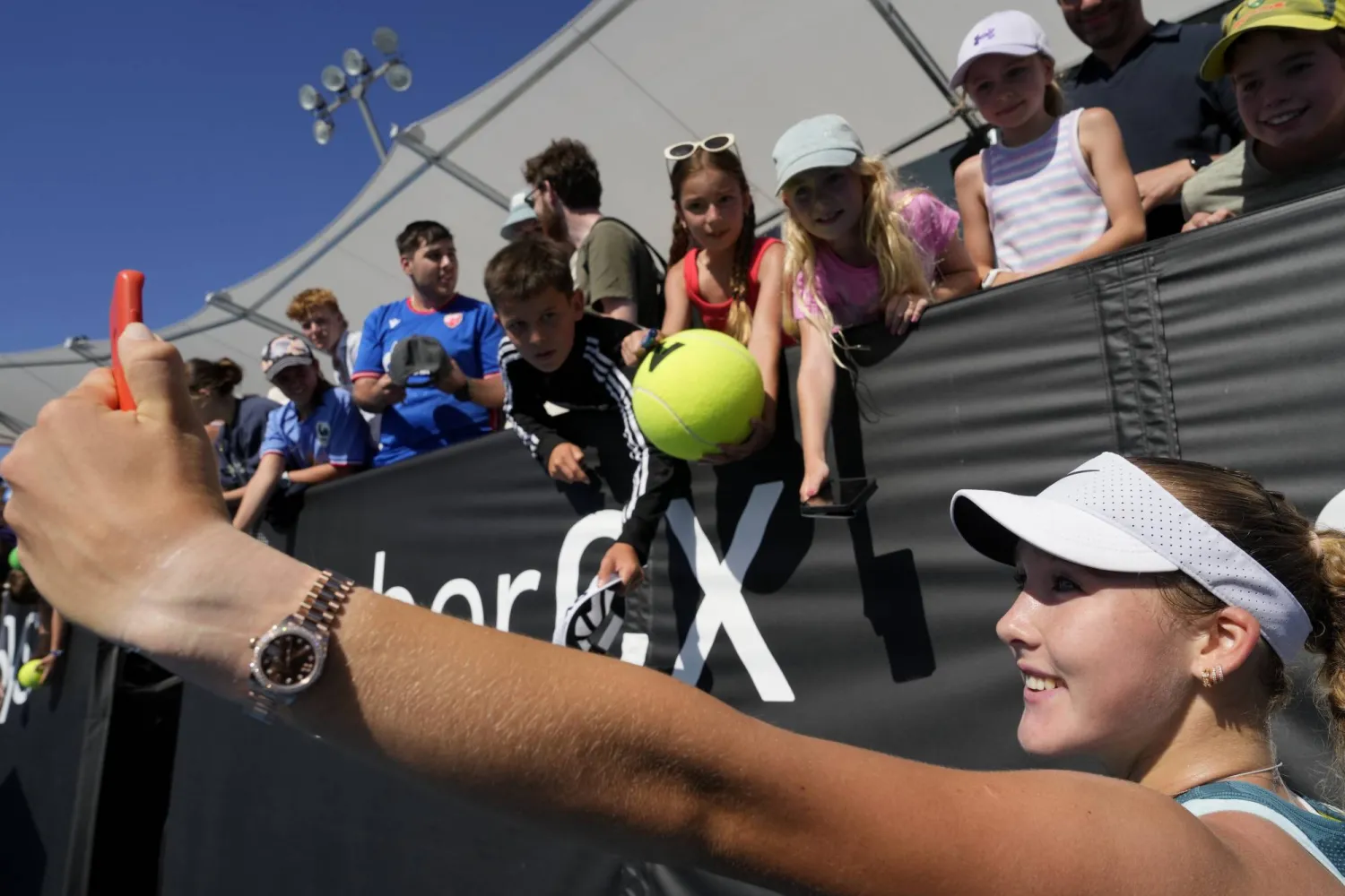 النجمة الروسية توقع لمعجبيها في ملبورن (أ.ب)