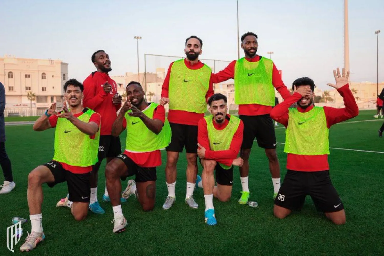 حسين القحطاني وسط لاعبي القادسية (الشرق الأوسط)