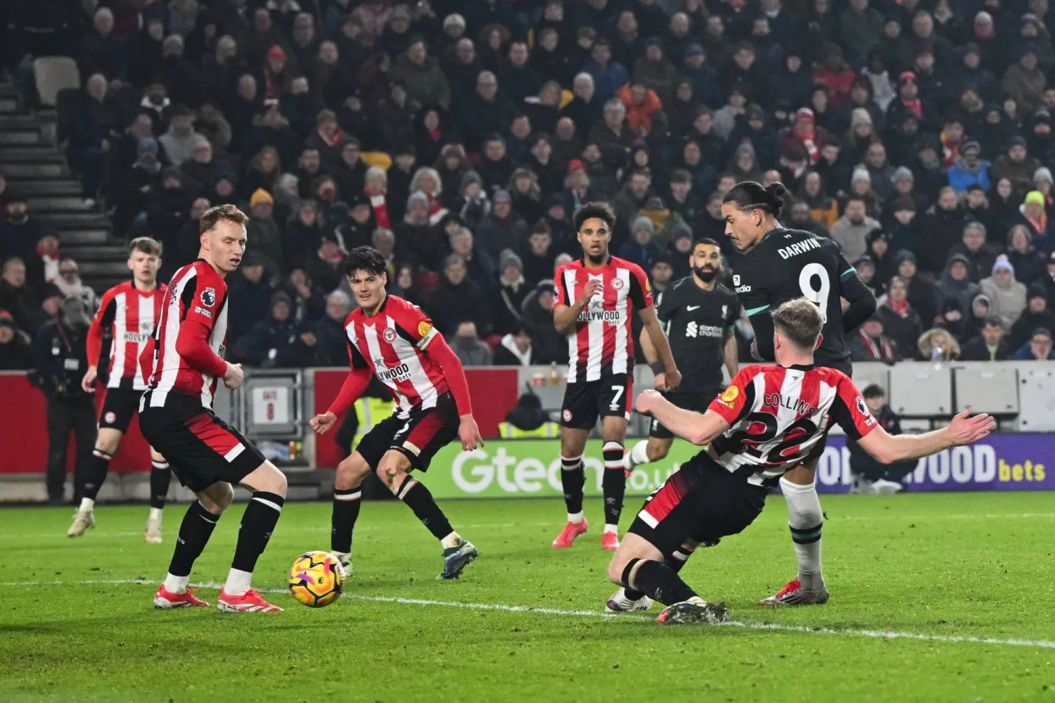 نونيز يسدد ويهز شباك برنتفورد بهدفه الأول (أ.ف.ب)