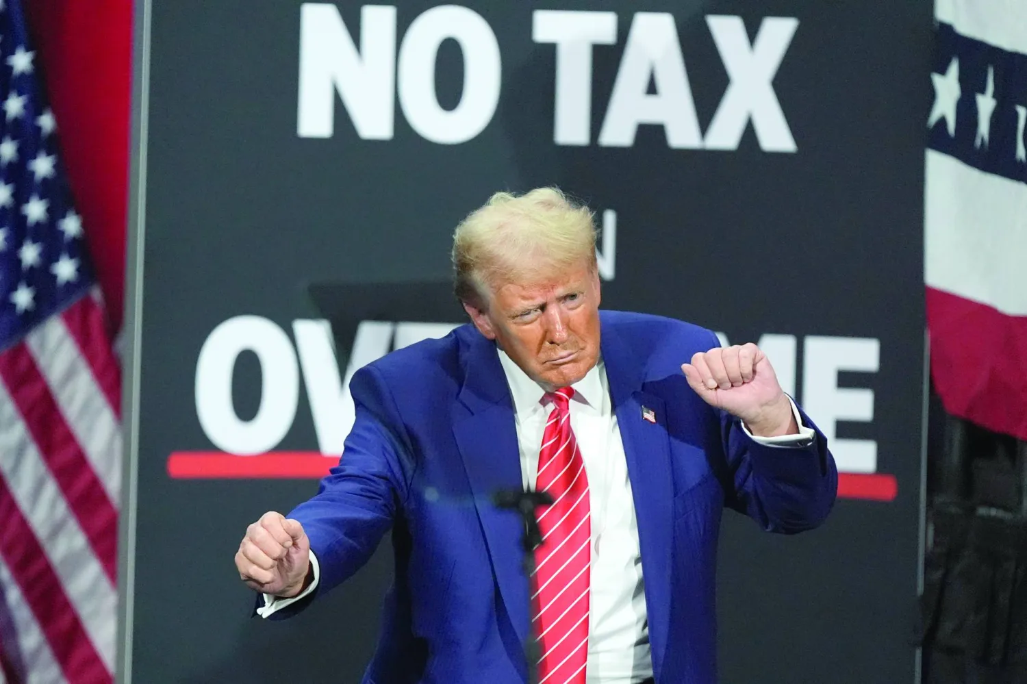 ترمب يؤدي رقصته الشهيرة في حدث انتخابي بأتلانتا في 15 أكتوبر 2024 (أ.ب)