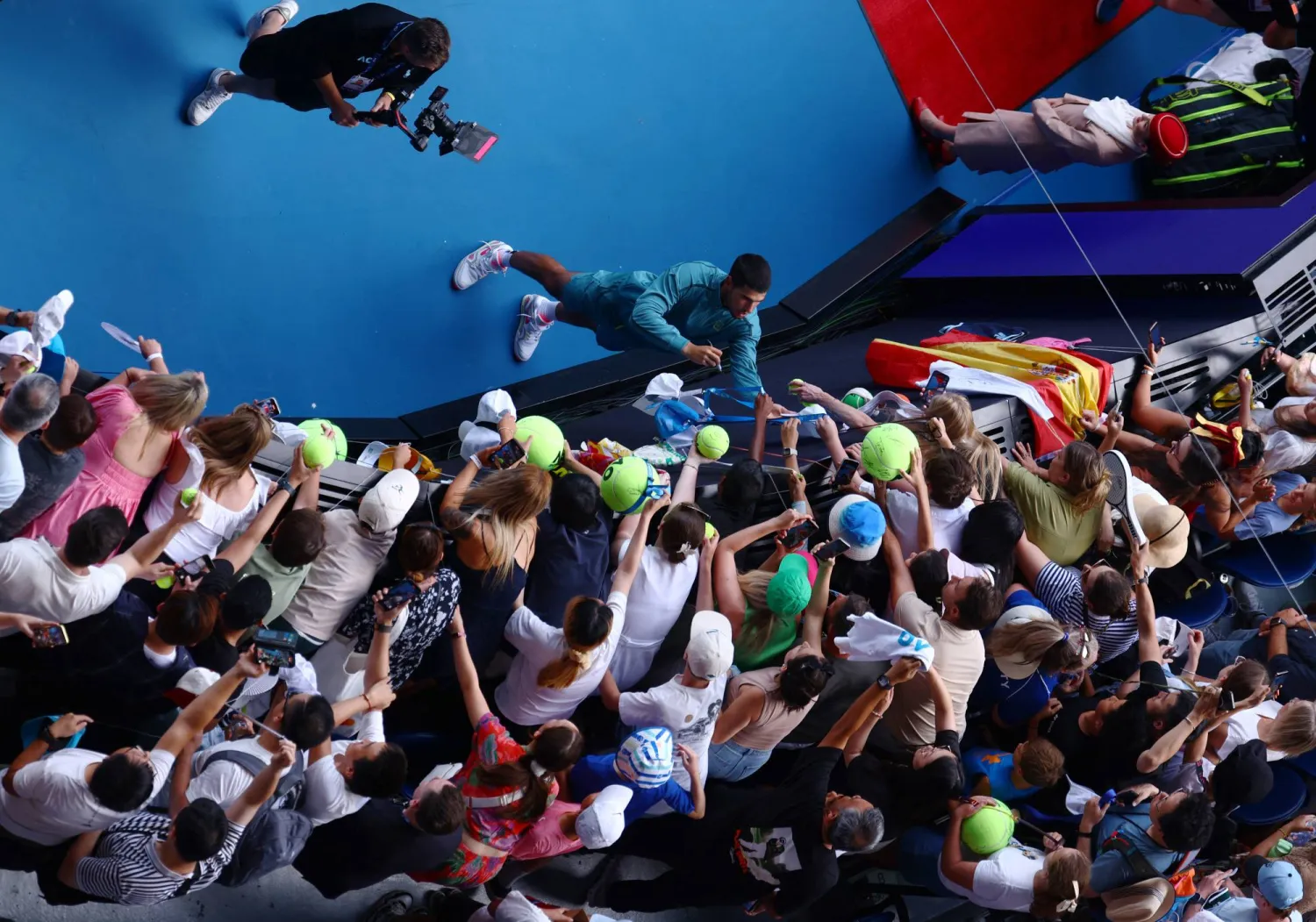 النجم الإسباني وقّع لمعجبيه عقب التأهل (رويترز)