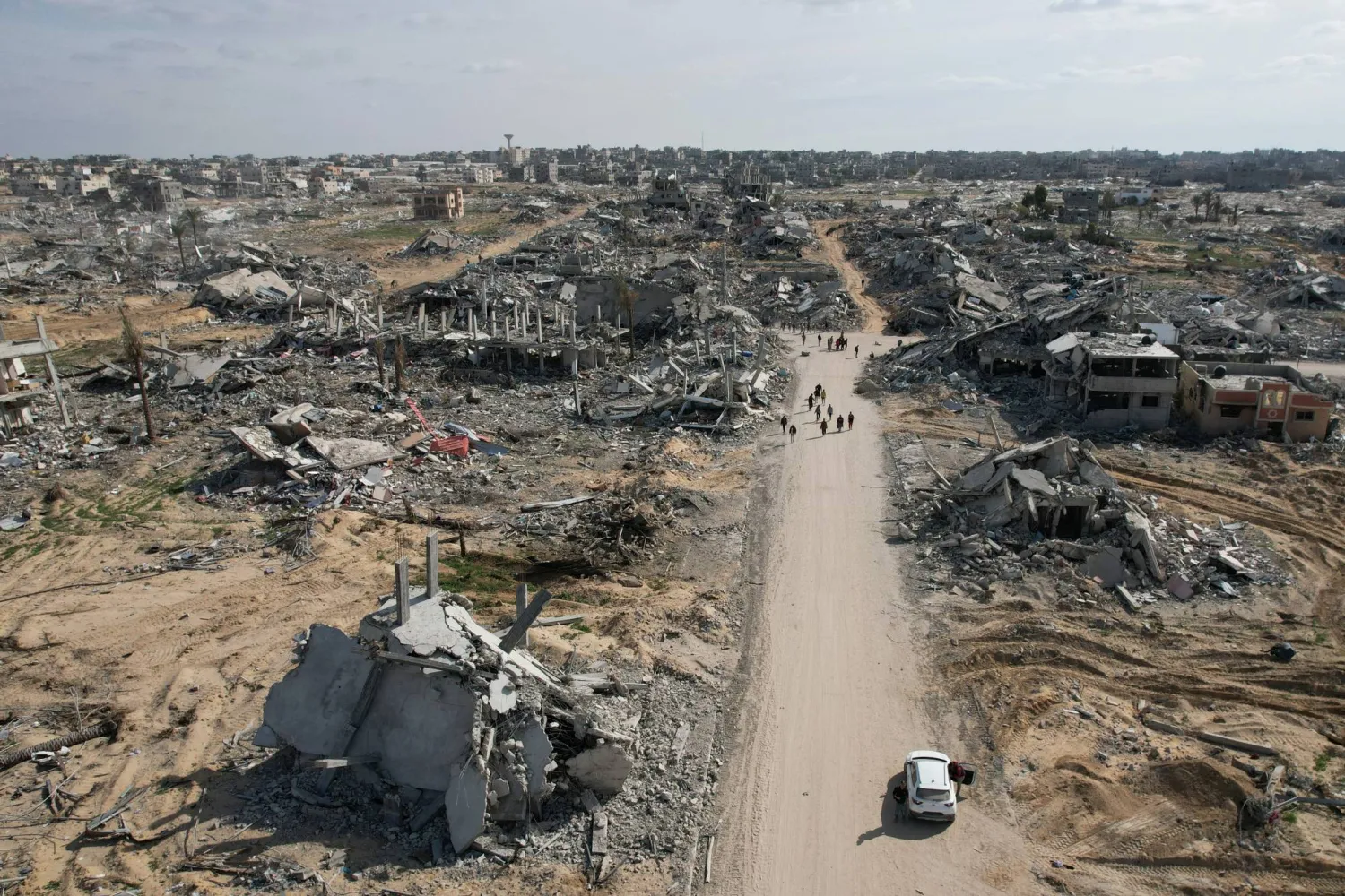 صورة جوية تُظهر الفلسطينيين العائدين إلى رفح المدمرة نتيجة الحرب (رويترز)