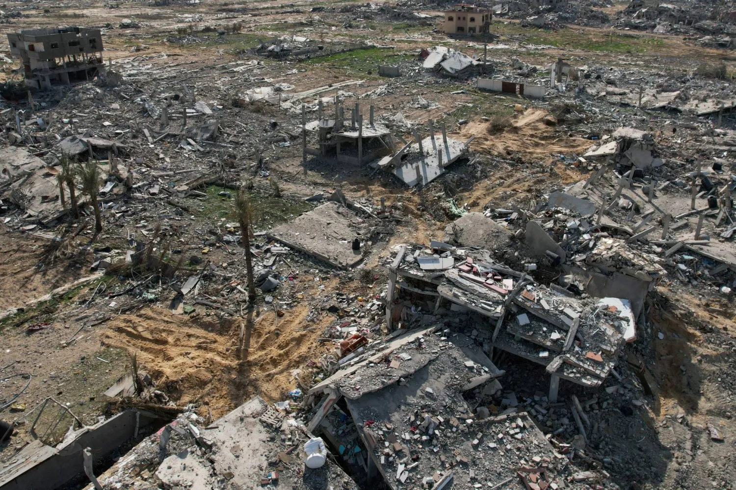 إزالة 42 مليون طن من الركام الذي خلفه القصف الإسرائيلي قد يستغرق سنوات ويتكلف 1.2 مليار دولار وأشارت الأمم المتحدة إلى أن الأمر سيستغرق 14 عاماً (رويترز)