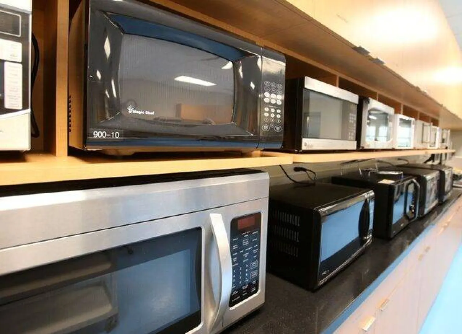 تعدّ أفران الميكروويف من الأجهزة التي يعتمد عليها كثيرٌ منا بشكل يومي (رويترز)