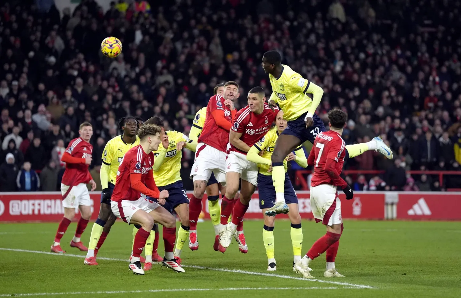 نوتنغهام فورست هزم ساوثامبتون بجدارة (د.ب.أ)