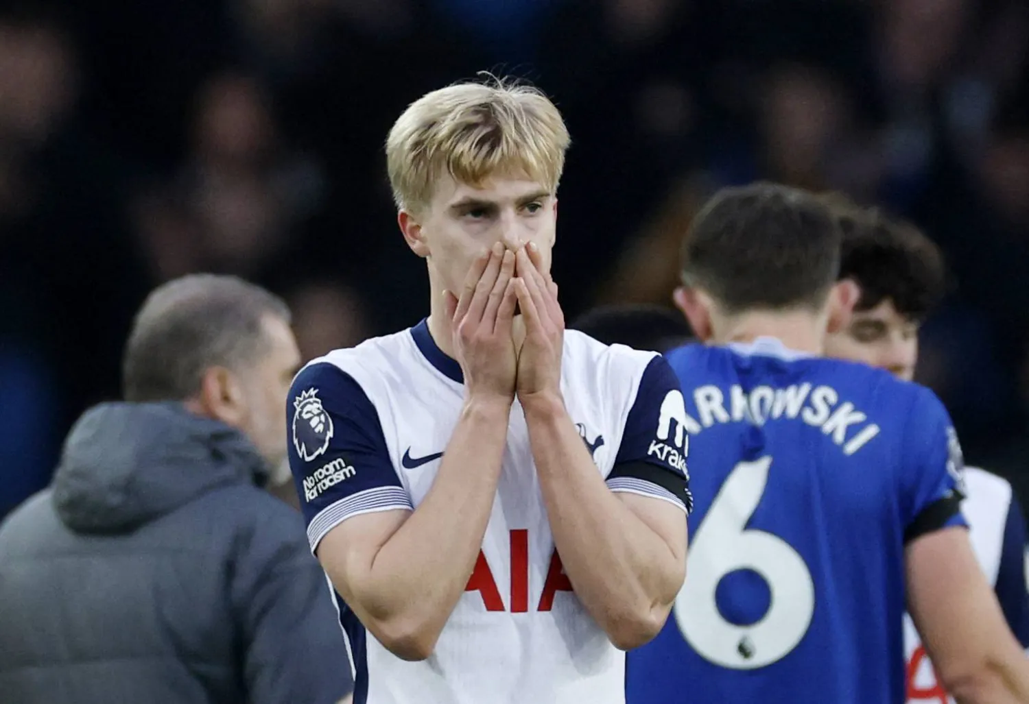 حسرة لاعبي توتنهام بعد الهزيمة الجديدة أمام إيفرتون (رويترز)