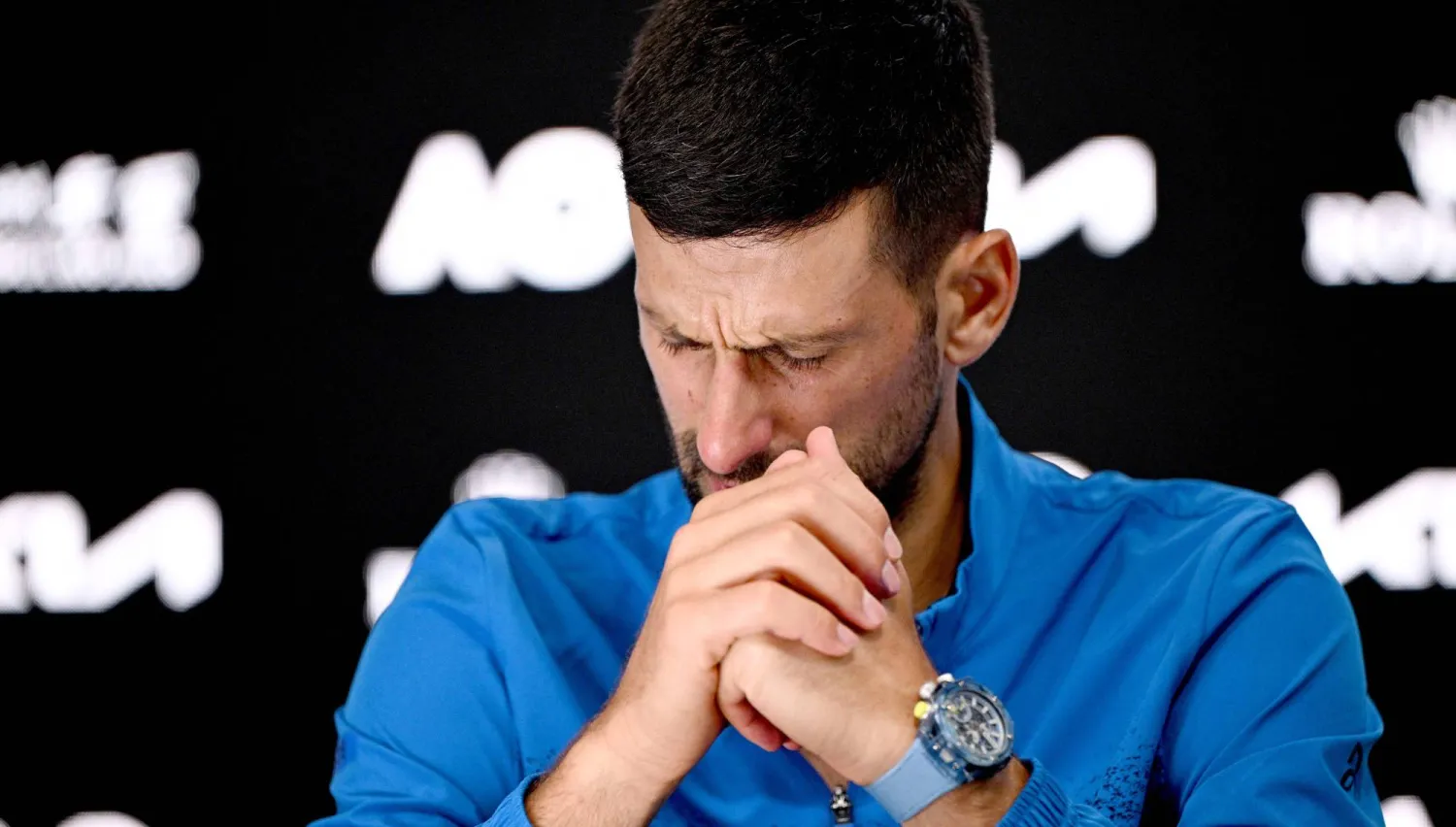 نوفاك ديوكوفيتش بدا مستاءاً خلال حديثه في المؤتمر الصحافي (أ.ف.ب)