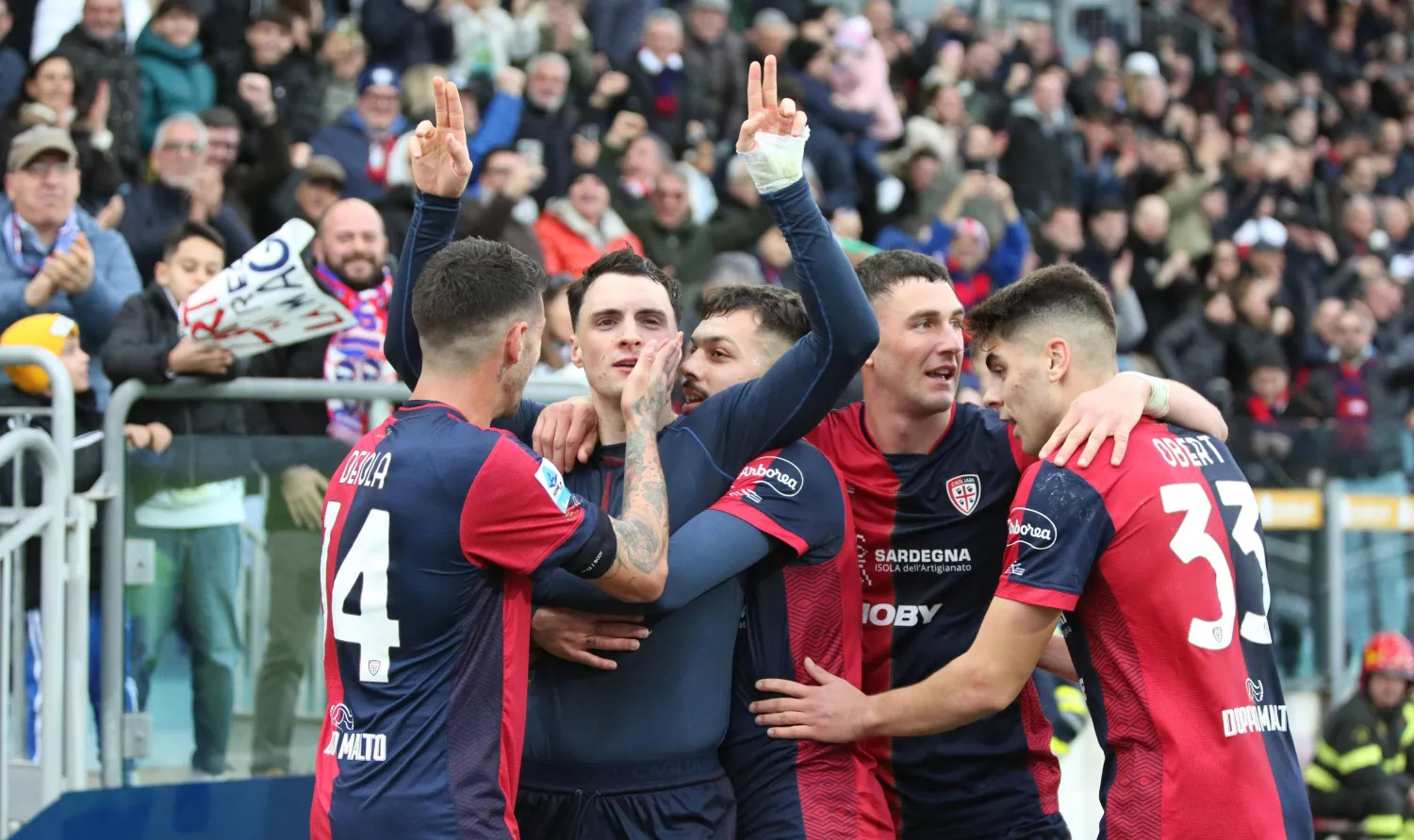 لاعبو كالياري يحتفلون بأحد أهدافهم الأربعة في مرمى ليتشي (إ.ب.أ)