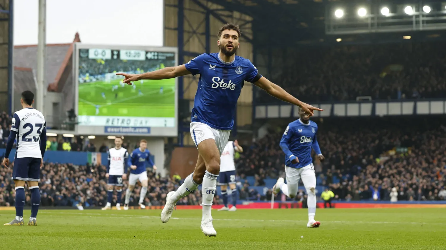 دومينيك كالفيرت - لوين ينطلق فرحاً بهدفه في مرمى توتنهام (رويترز) 