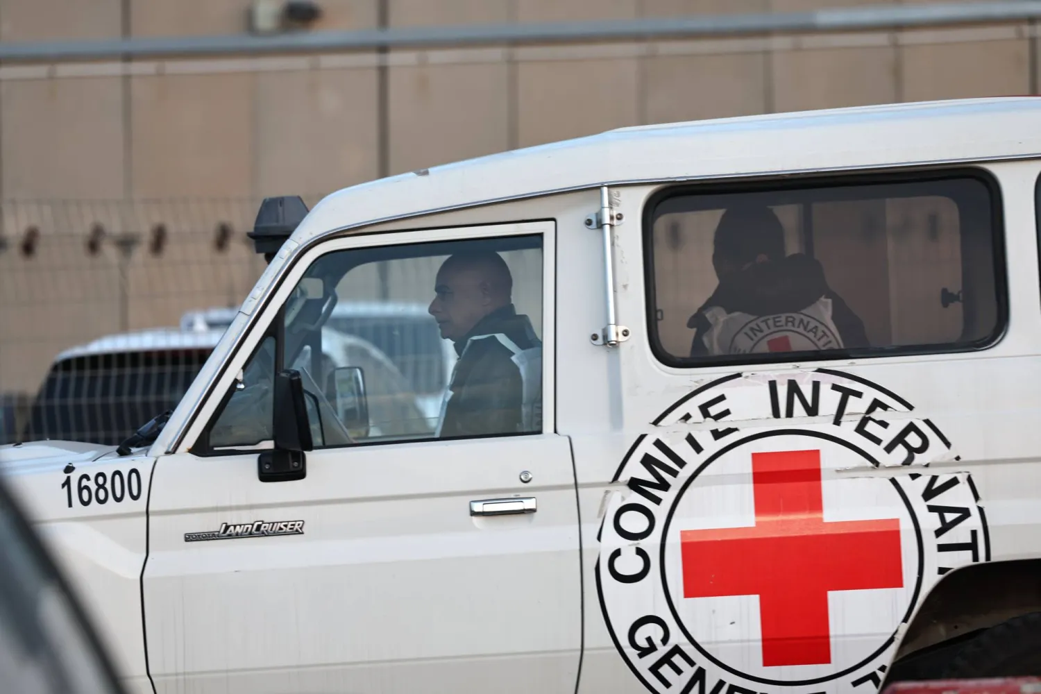 «الصليب الأحمر» ساعد في تسهيل الإفراج عن 3 رهائن إسرائيليين و90 معتقلاً فلسطينياً (إ.ب.أ)