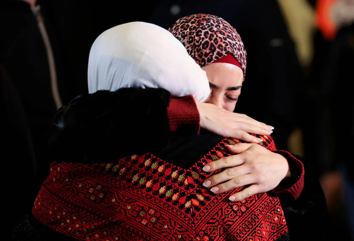 الدموع ارتسمت على لقاء أسيرة بأقاربها بعد الخروج في أول أيام صفقة التبادل (رويترز)