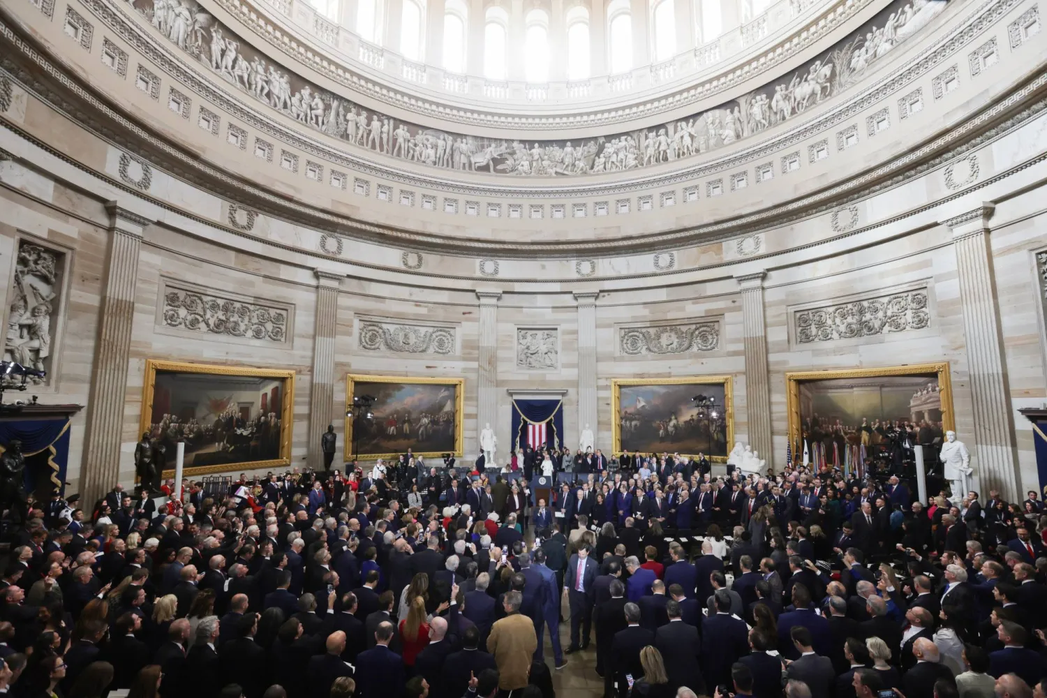 الحضور خلال حفل تنصيب الرئيس دونالد ترمب في الكابيتول بواشنطن في 20 يناير 2025 (إ.ب.أ)