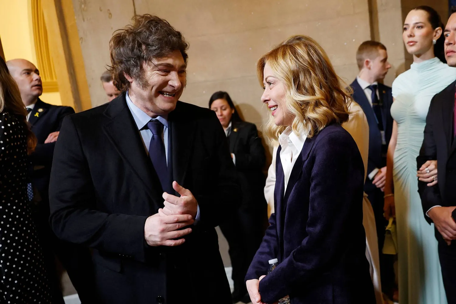 الرئيس الأرجنتيني خافيير ميلي مع رئيسة وزراء إيطاليا جورجيا ميلوني خلال حفل تنصيب ترمب (أ.ف.ب)