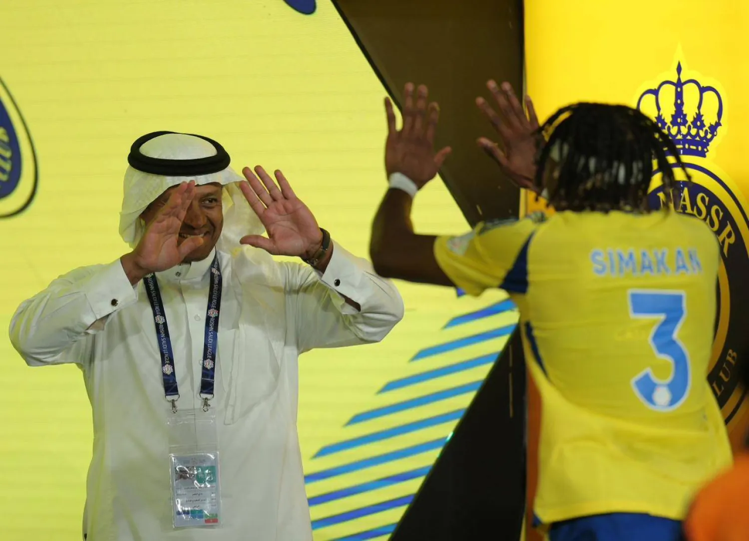 ماجد الجمعان مع سيماكان قبل إحدى المباريات (نادي النصر)