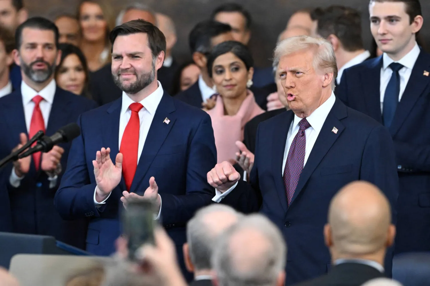 الرئيس المنتخب دونالد ترمب ونائب الرئيس المنتخب جي دي فانس خلال حفل التنصيب الرئاسي الستين في مبنى الكابيتول في العاصمة الأميركية واشنطن في 20 يناير 2025 (رويترز)