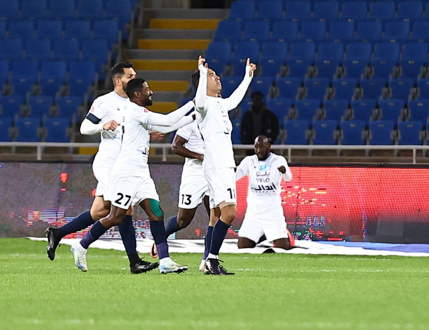 احتفالية فريق الأخدود بالهدف الأول (تصوير: صالح الغنام)