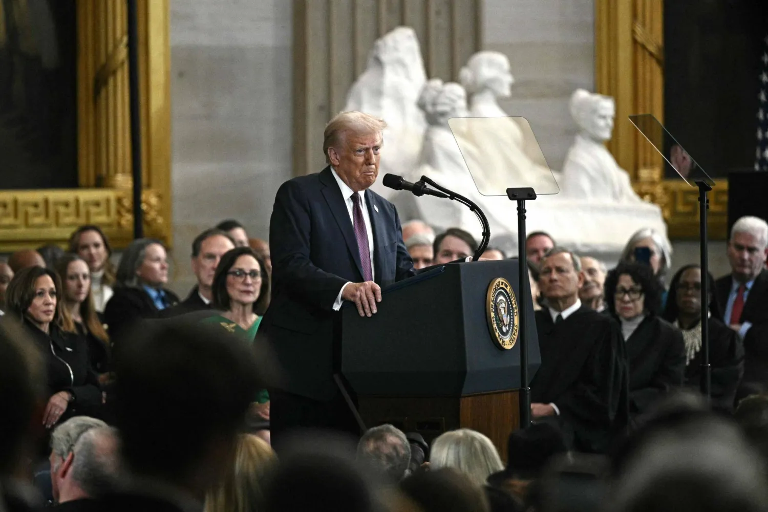 الرئيس الأميركي دونالد ترمب يلقي خطاب تنصيبه بعد أدائه اليمين الدستورية بوصفه الرئيس السابع والأربعين للولايات المتحدة في الكونغرس الأميركي في 20 يناير 2025 في العاصمة واشنطن (أ.ف.ب)